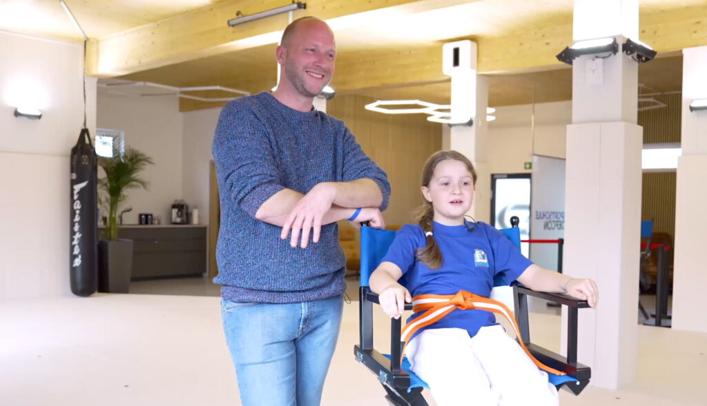 Mit unserem bewährten JUNIOR HEROES®-Konzept ermöglichen wir Kindern bereits ab drei Jahren, spielerisch und mit viel Freude die Vorteile eines werteorientierten Selbstbehauptungsunterrichts zu entdecken.